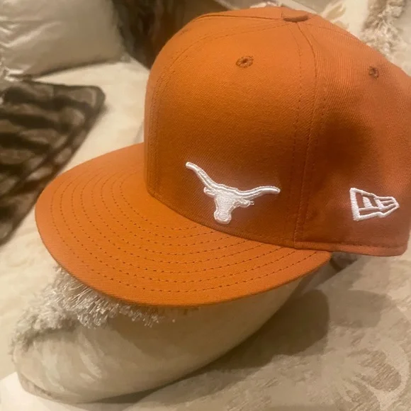 New Era Texas Longhorns Hat
7 1/2 old school practically New
this is a Classic - Picture 2 of 4